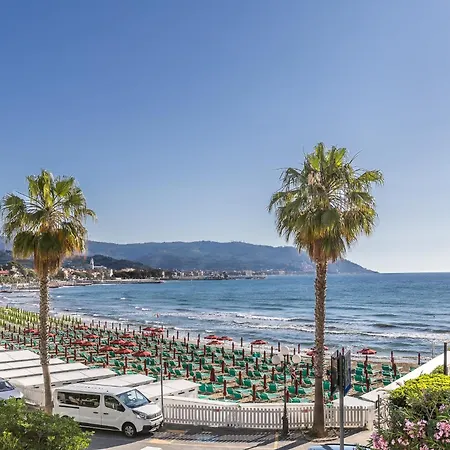 Boat/open Space Front Mare/spiaggia+ Box * دْيانو مارينا